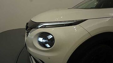Nissan Juke 1.6 HYBRID HEV 105KW PREMIERE EDITION AT 143 5P Lunar White + Midnight Black